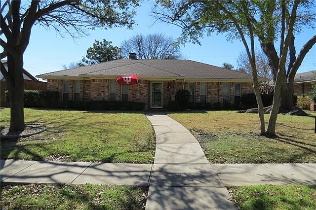 1st image of 303 Woodcrest Dr