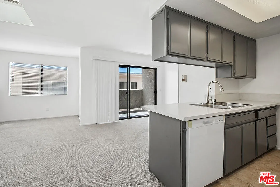 Building Photo - 11924 Mayfield Ave #5