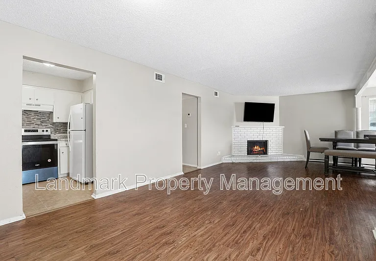 6811 Trail Lake Dr — Photo 11