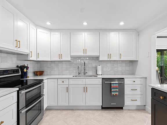 3rd image of 3305 S Seacrest Boulevard