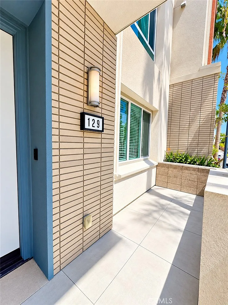 4 bed, 3.5 bath, 2141 sqft, $5,380 — Photo 2