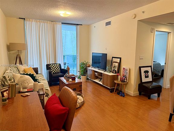 5th image of 601 NE 23rd St APT 707