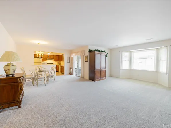 8597 Mathias Dr APT 43, Grosse Ile, MI 48138