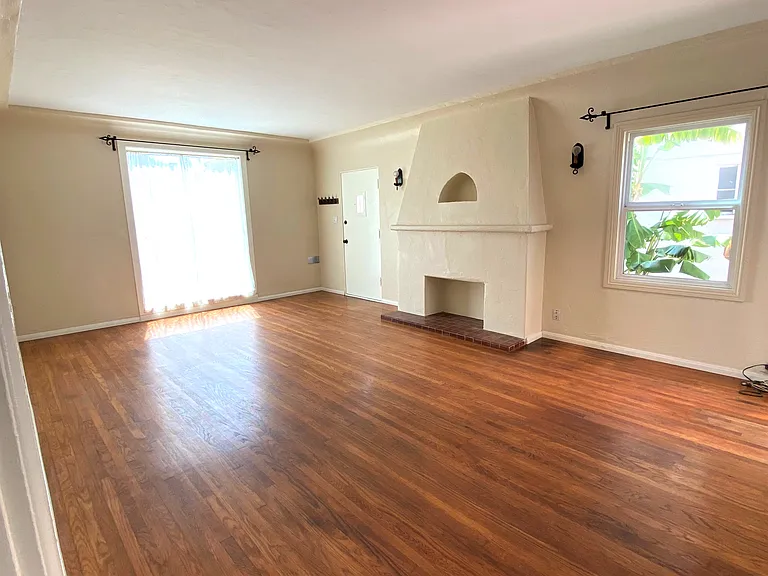 613 Roycroft Ave — Photo 3