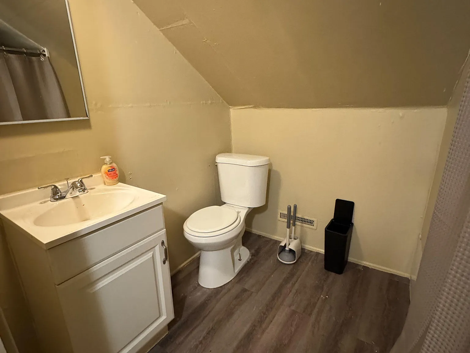 4 bed, 2.0 bath, 1737 sqft, $849 — Photo 2