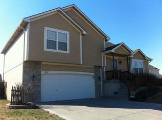 1822 N 156th St, Basehor, KS 66007