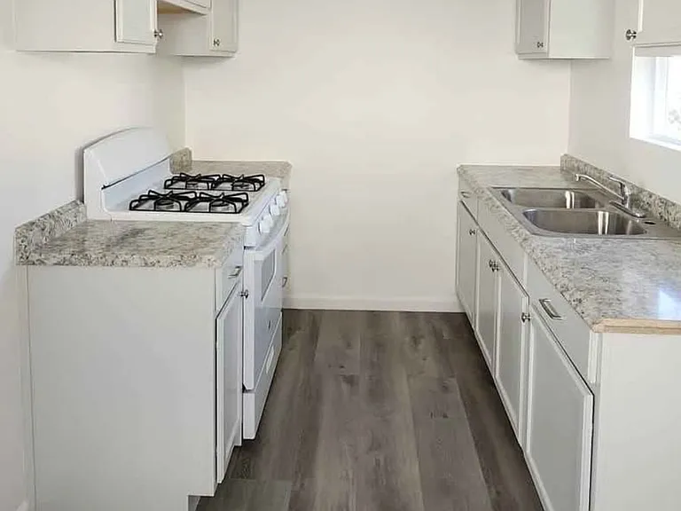 5751 1/2 Lexington Ave — Photo 2