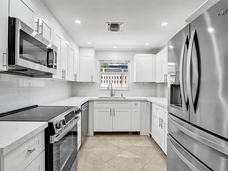 2802 NE 15th Ave — Photo 3