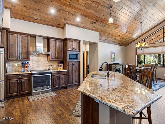 4th image of 321 N Retreat Dr