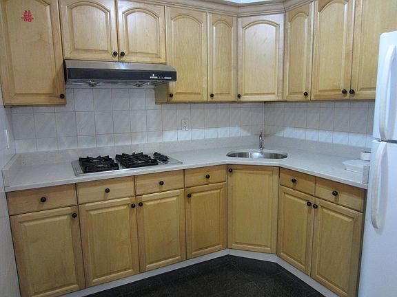 3rd image of 11916 20th Ave APT 2