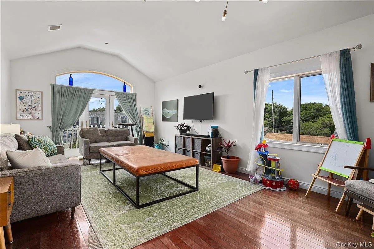 3 bed, 2.0 bath, 1828 sqft, $3,800 — Photo 2