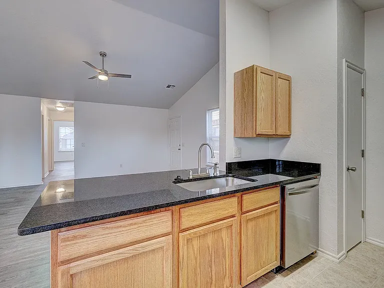 2406 Leeds Ln — Photo 5