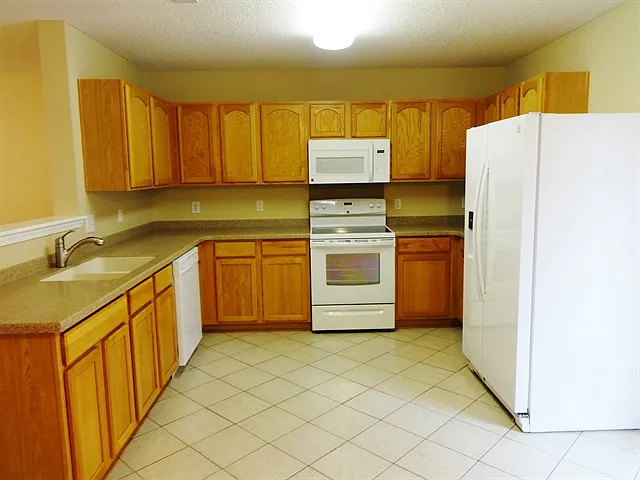 5 bed, 2.5 bath, 2221 sqft, $2,860 — Photo 2