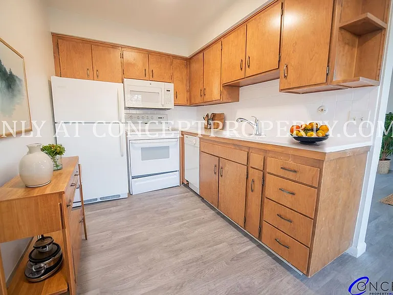 425 E 3rd Ave — Photo 40
