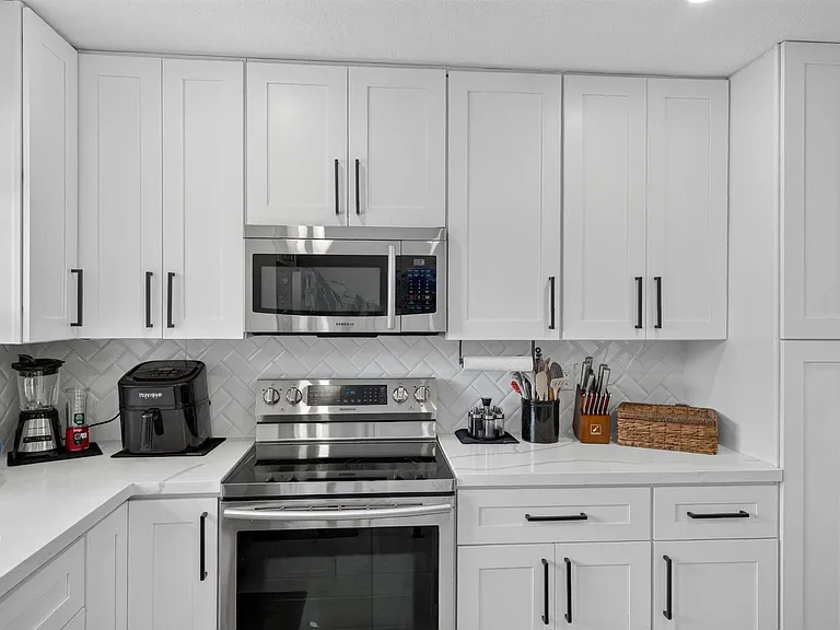 8131 NW 44th Ct — Photo 22