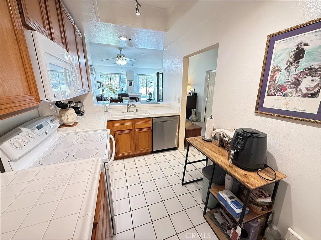 1 bed, 975 sqft, $3,200 — Photo 4
