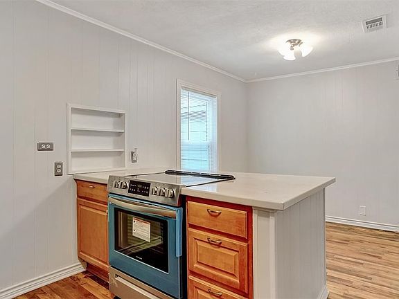 3rd image of 1131 W Hanna St