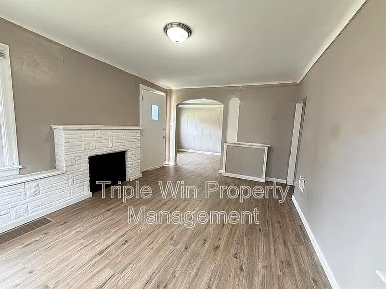 802 Rolwes Ave — Photo 10