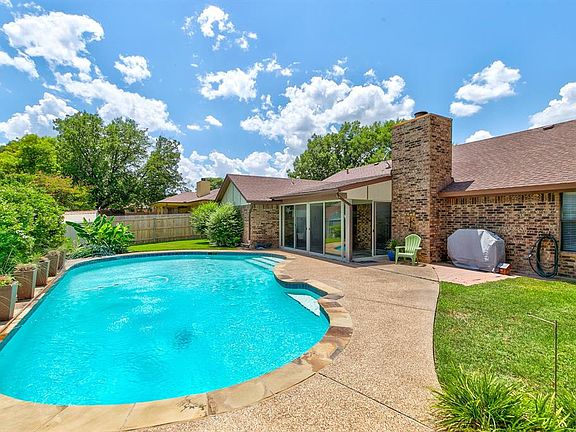 2nd image of 10165 Stoneleigh Dr
