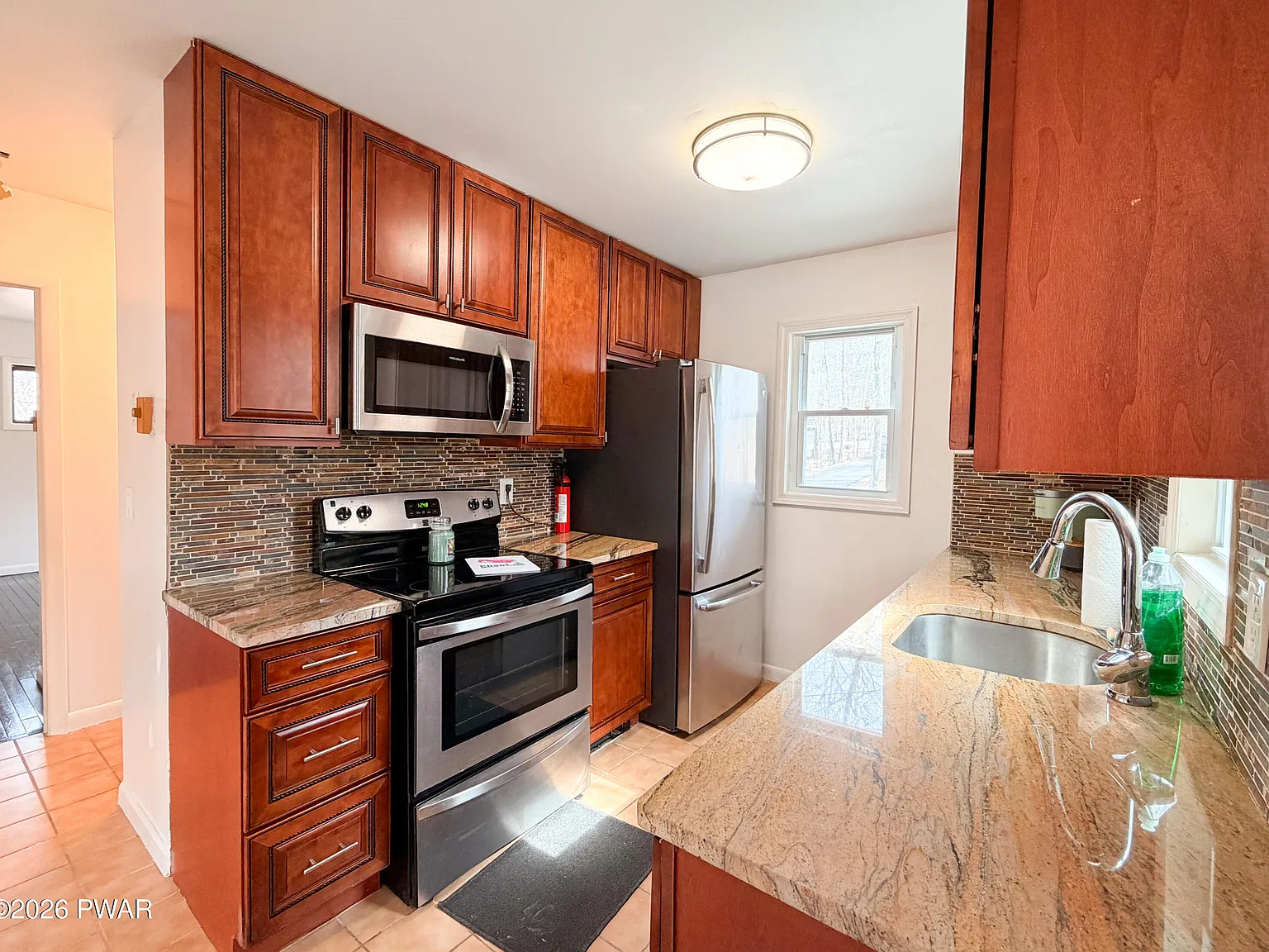 3 bed, 2.0 bath, 1100 sqft, $2,400 — Photo 4