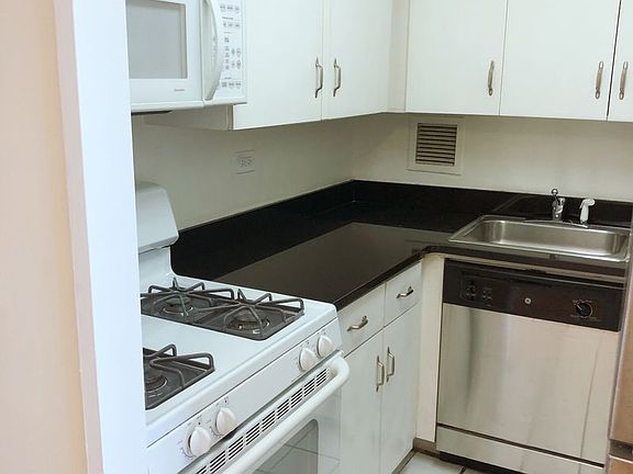 5th image of 330 E 38th St