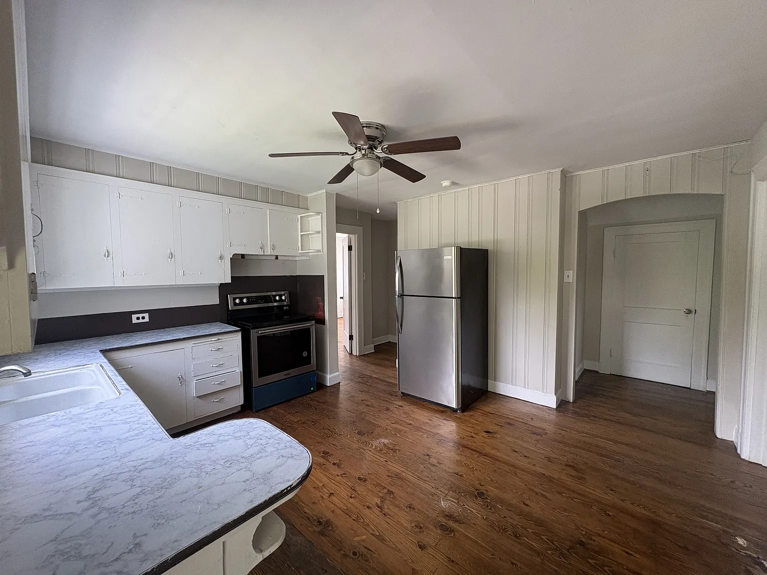 142 Grove Ave Apt C - 1 — Photo 2