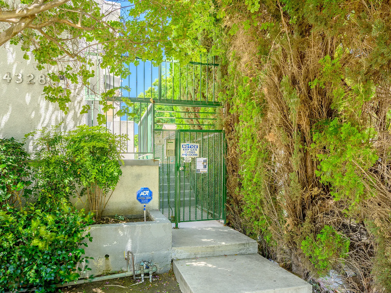 2 bed, 2.5 bath, 1150 sqft, $3,300 — Photo 2