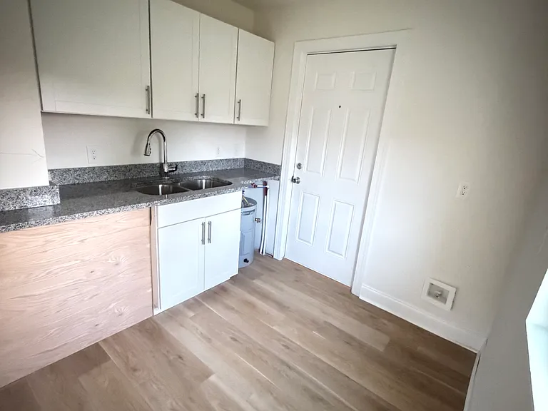 212 N Franklin St — Photo 3