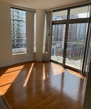 4th image of 1600 S Prairie Ave #604