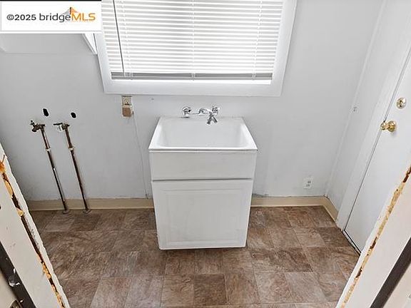 2nd image of 5549 Harvey Ave #5549