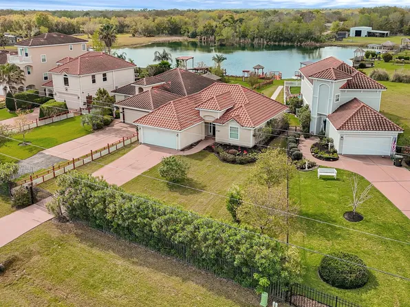 2767 Broadway St, San Leon, TX 77539