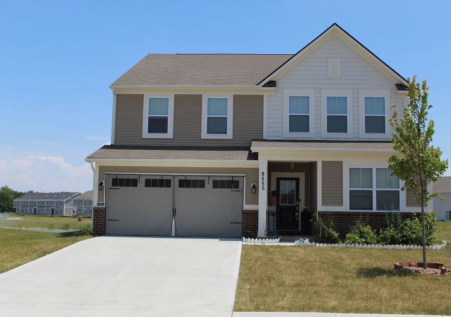 Beautiful 5 Bedroom Home in a Popular Avon Community! — Photo 1