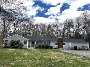 19 Laurel Rd, Woodbridge, CT 06525