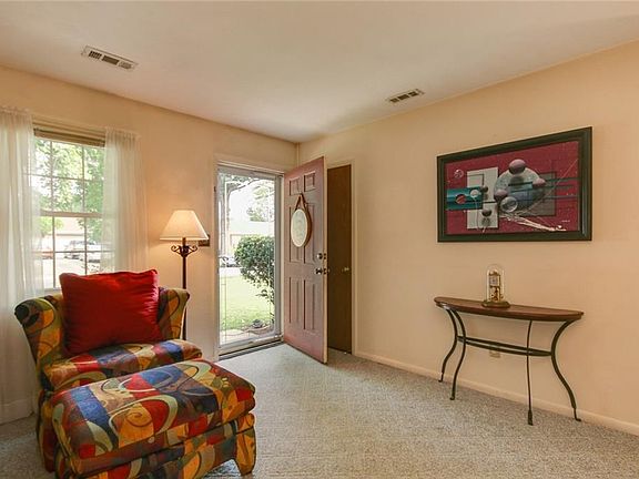 3rd image of 2009 Hollins Ct