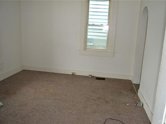 5th image of 32 E Main St