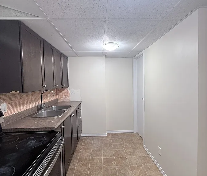 542 Fisher Cres — Photo 13