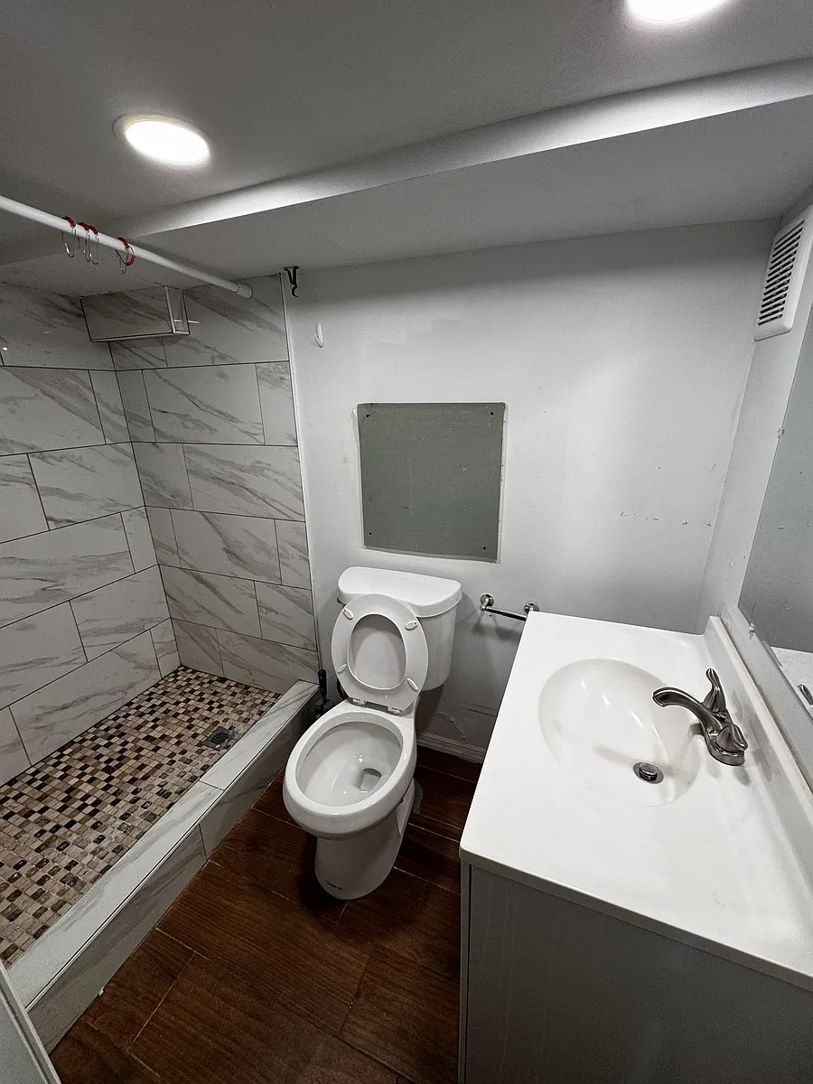 Building Photo - 116 W End Ave #BASEMENT