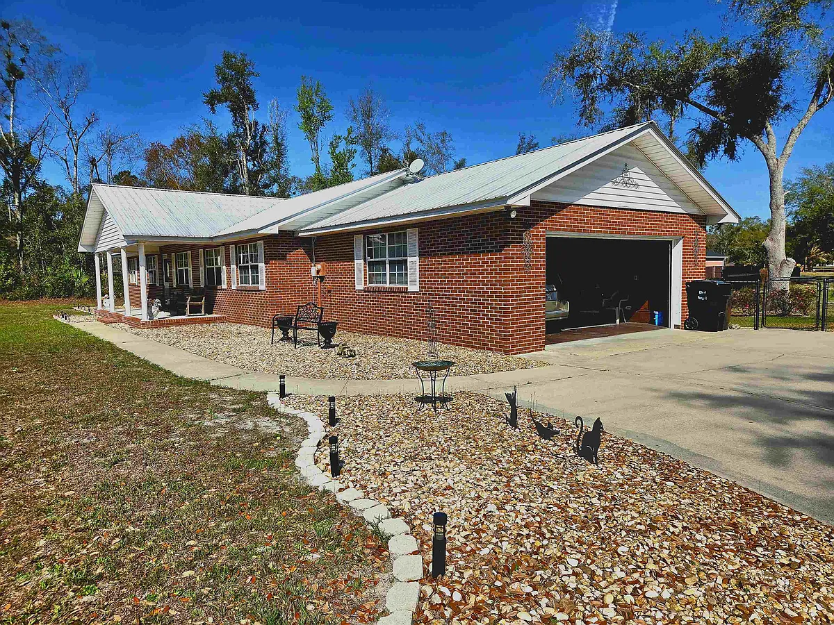 Building Photo - 102 S Claire Dr