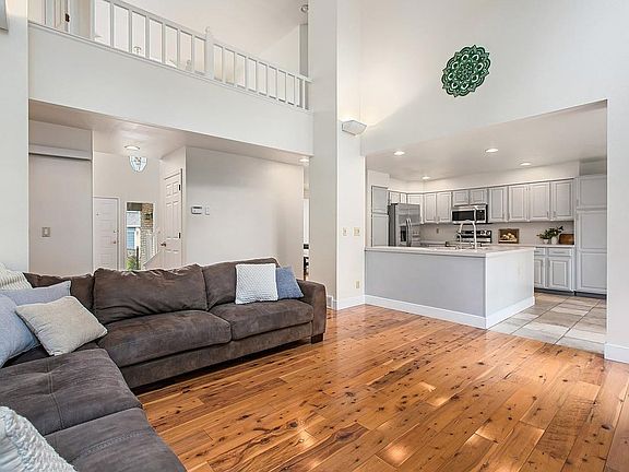 3rd image of 2827 Garrett Dr