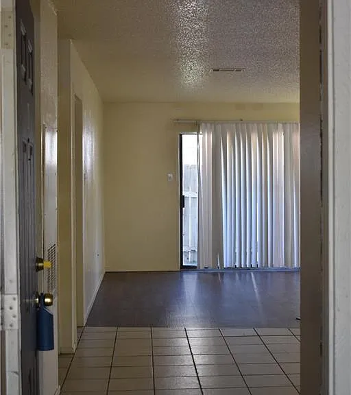 1908 W Loop #A — Photo 4