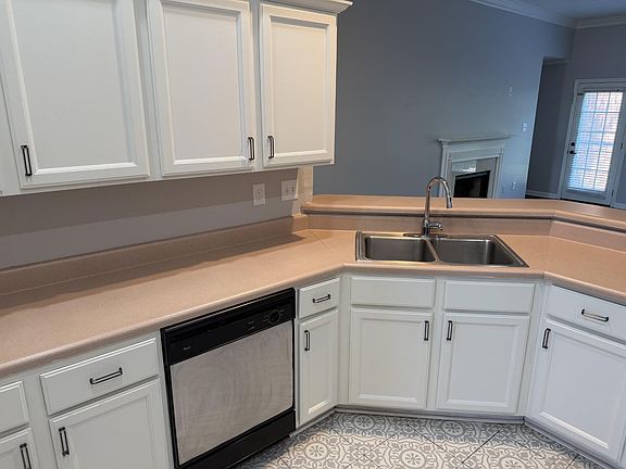 5th image of 501 Pantherburn Cir S