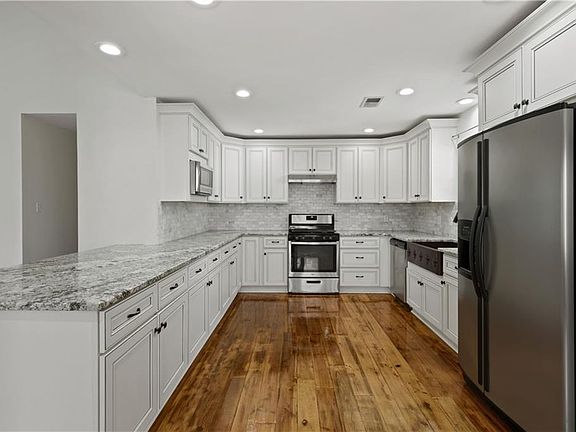 5th image of 705 Woodridge Blvd