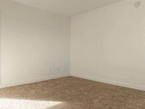 4th image of 4869 Pine St #4869