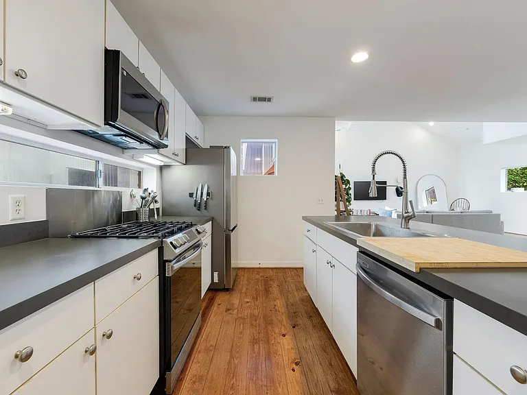 824 Ruthven St — Photo 9