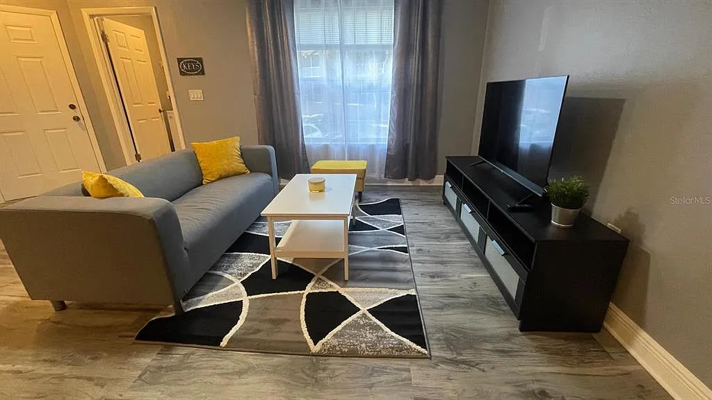 1 bed, 1.0 bath, 771 sqft, $1,300 — Photo 2