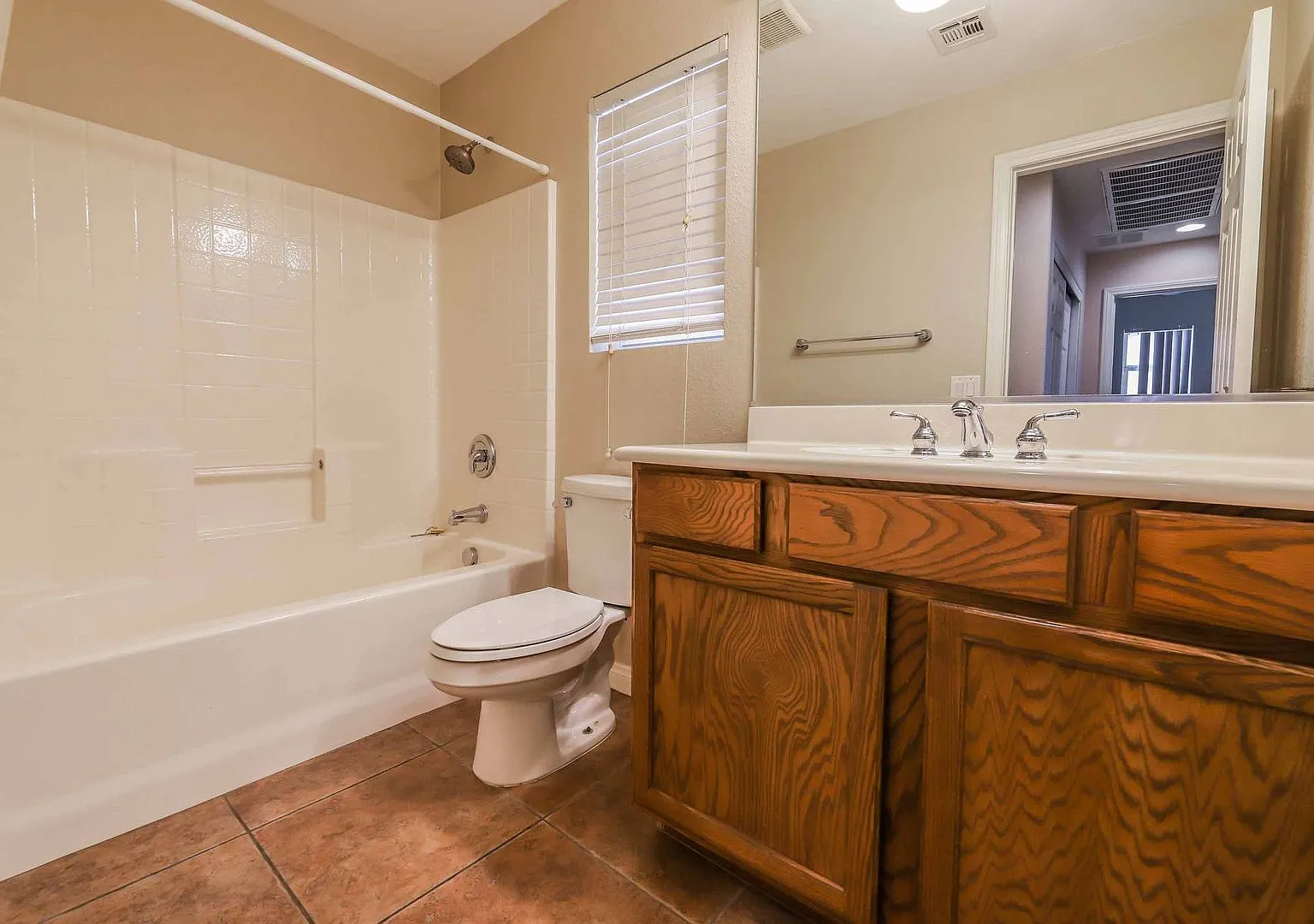 Amazing 2 Story Home With 4 Bedrooms And 3 Bathrooms. — Photo 1