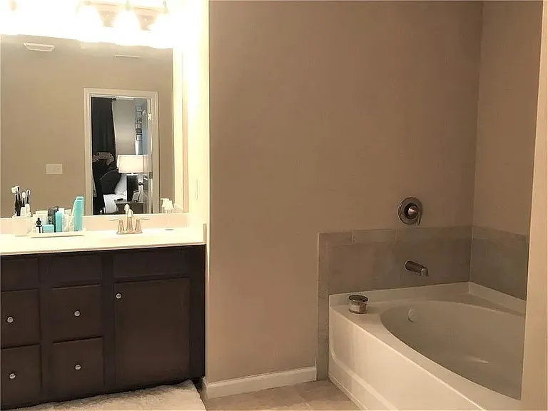 1055 Hampton Oaks Dr — Photo 13