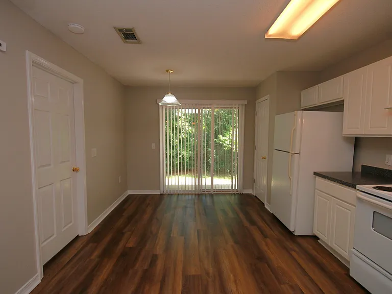 1077 Antigua Cir — Photo 4