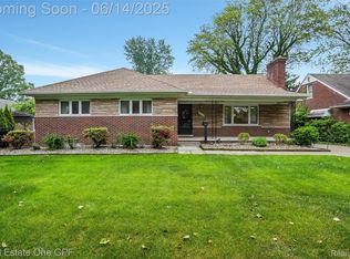 19998 Fairway Dr, Grosse Pointe Woods, MI 48236