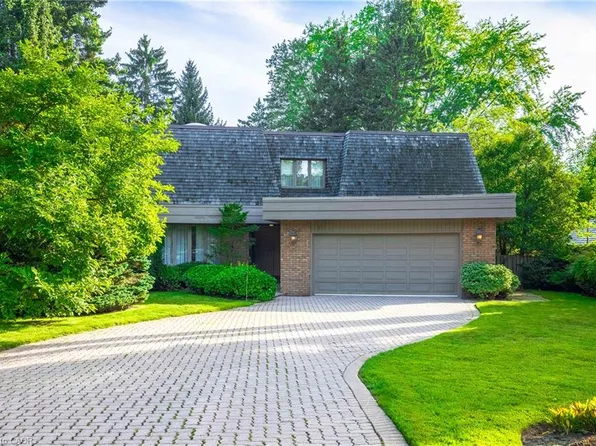 16 Colonial Cres, Oakville, ON L6J 4K9